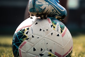 上海海港3-1山东泰山 中超 足球比分
